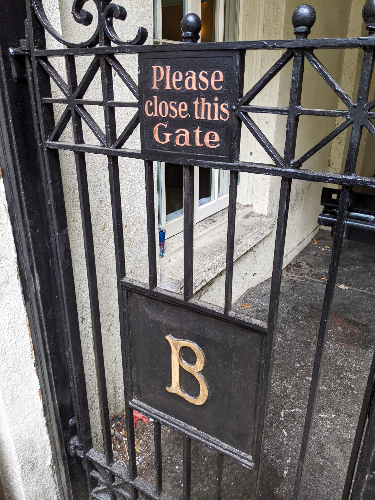 Please close this gate